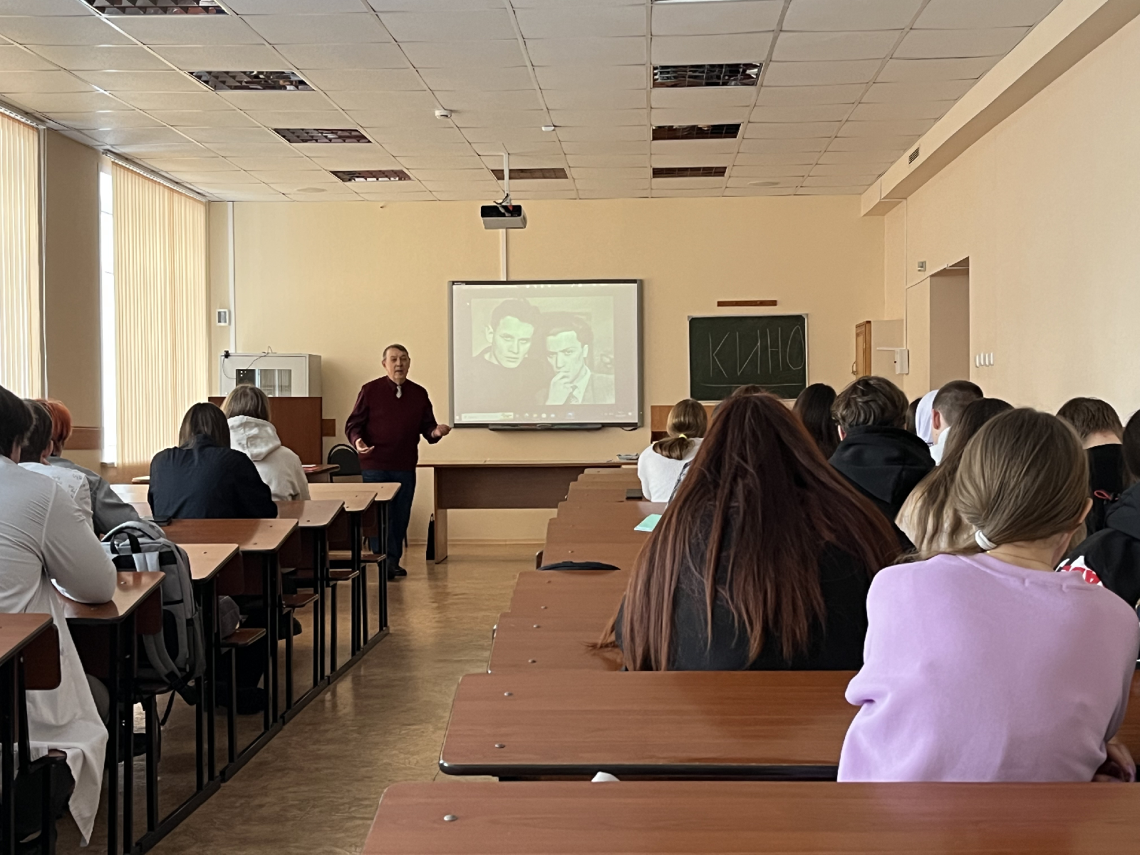 Студенты-первокурсники профиля «Информатика» встретились с лектором-кинопублицистом В.Н. Миляевым